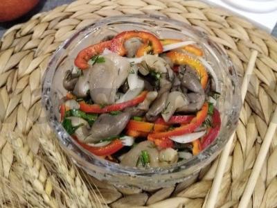 Marinuoti pievagrybiai su svogūnais ir paprikomis pagrindine nuotrauka