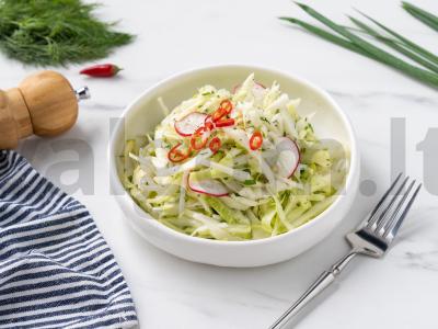 Šviežių daržovių salotos pagrindine nuotrauka