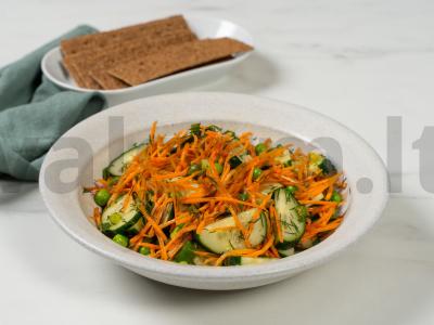 Morkų salotas su žaliu žirneliu pagrindine nuotrauka