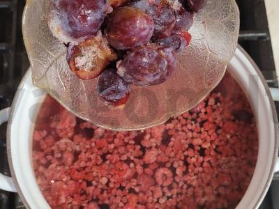 Kvapnus slyvų-gervuogių kompotas su avietėmis Žingsnis 1