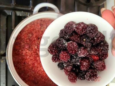 Kvapnus slyvų-gervuogių kompotas su avietėmis Žingsnis 2