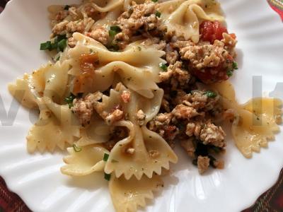 Makaronai su pjaustytais pomidorais ir faršu pagrindine nuotrauka