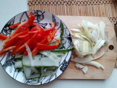 Funchosa su šviežiais daržovėmis Žingsnis 1