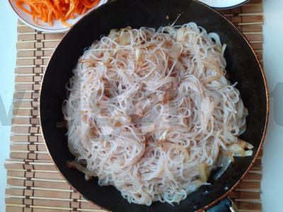 Funchosa su šviežiais daržovėmis Žingsnis 2