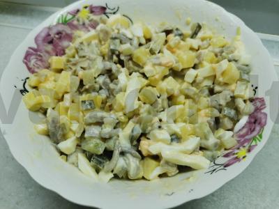 Salotas su marinuotais pievagrybiais pagrindine nuotrauka