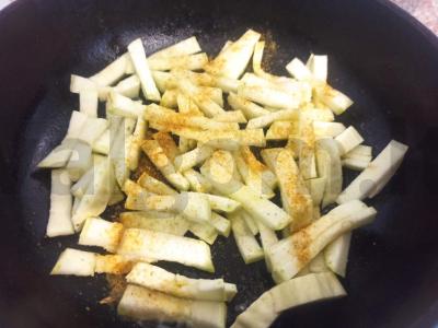 Keptas cukinijas su svogūnais ir pomidorų kečupu Žingsnis 3