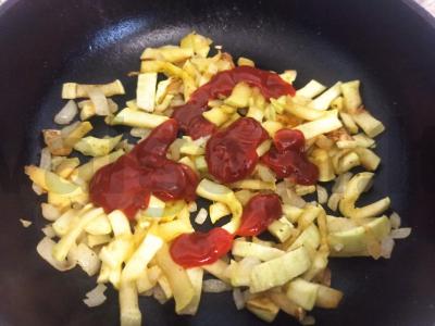 Keptas cukinijas su svogūnais ir pomidorų kečupu Žingsnis 6