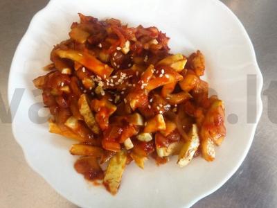 Keptas cukinijas su svogūnais ir pomidorų kečupu pagrindine nuotrauka