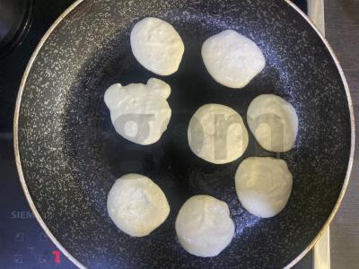 Bananų-varškės blynai su kokosu „Meškiukai“ Žingsnis 3