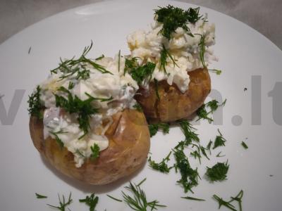 Keptas bulvės su grietinės, rūkytos dešros ir sūrio įdaru pagrindine nuotrauka