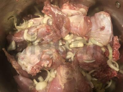 Kaninys, troškintas grietinėje Žingsnis 1