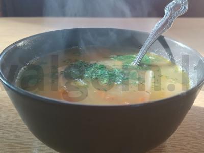 Lęšių sriuba su rūkyta sūriu ir prieskoniais pagrindine nuotrauka