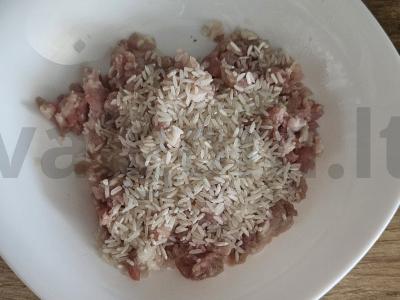 Vynuogių lapų dolma su faršu ir ryžiais Žingsnis 1