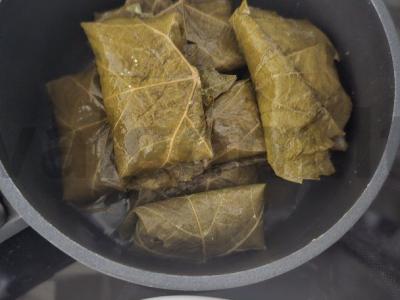 Vynuogių lapų dolma su faršu ir ryžiais Žingsnis 6
