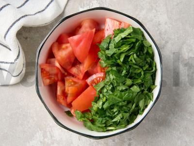 Pomidorų salotos su špinatais Žingsnis 2
