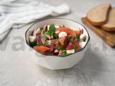 Pomidorų salotos su špinatais pagrindine nuotrauka