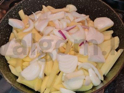 Kepta bulvytė su svogūnais ant lašinių Žingsnis 4