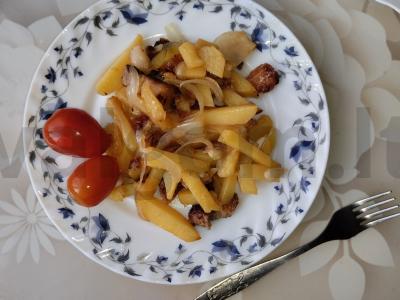 Kepta bulvytė su svogūnais ant lašinių pagrindine nuotrauka