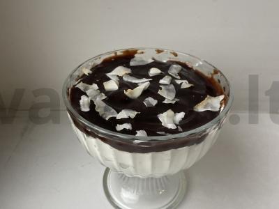 Švelnus varškės kremas su medaus-šokolado glazūra pagrindine nuotrauka