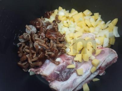 Sriuba su kiaulienos šonkauliais, grybais ir bulvėmis Žingsnis 2