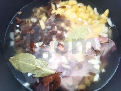 Sriuba su kiaulienos šonkauliais, grybais ir bulvėmis Žingsnis 3