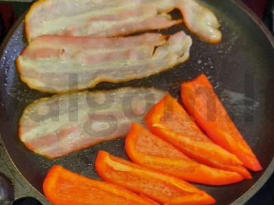 Pusryčiai su bekonu, kiaušiniu ir paprika Žingsnis 3