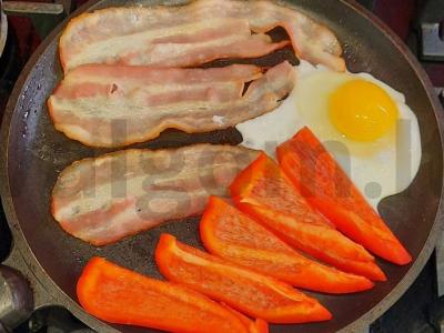 Pusryčiai su bekonu, kiaušiniu ir paprika Žingsnis 4