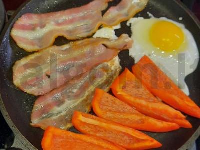 Pusryčiai su bekonu, kiaušiniu ir paprika Žingsnis 5