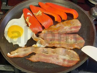 Pusryčiai su bekonu, kiaušiniu ir paprika Žingsnis 7