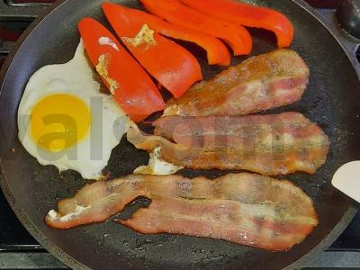 Pusryčiai su bekonu, kiaušiniu ir paprika Žingsnis 8