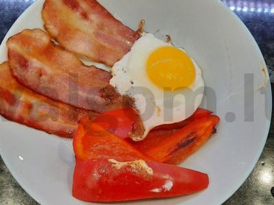 Pusryčiai su bekonu, kiaušiniu ir paprika pagrindine nuotrauka