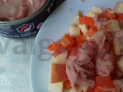 Salotos su tunu, morkomis ir obuoliu Žingsnis 7