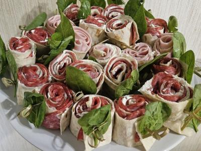 Ritiniai iš lavašo ir saliami pagrindine nuotrauka