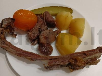 Avinžirnių šonkauliai su bulvėmis orkaitėje pagrindine nuotrauka