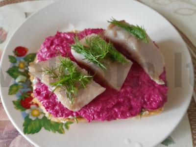 Sumuštinis su burokėlių salotomis ir silke pagrindine nuotrauka