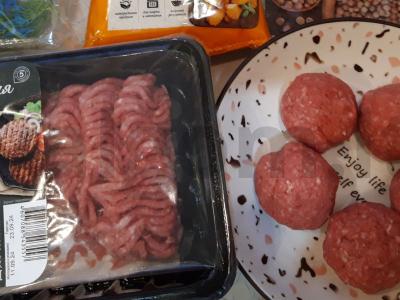 Jautienos kotletai su avinžirniais granatų padaže Žingsnis 1