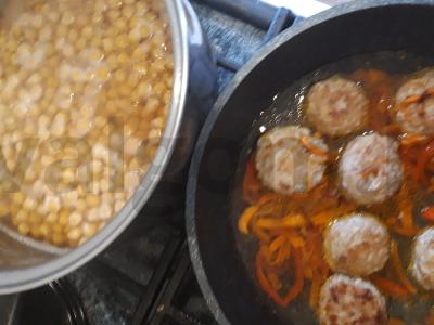 Jautienos kotletai su avinžirniais granatų padaže Žingsnis 9