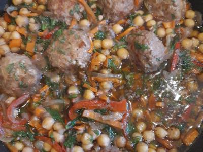 Jautienos kotletai su avinžirniais granatų padaže pagrindine nuotrauka