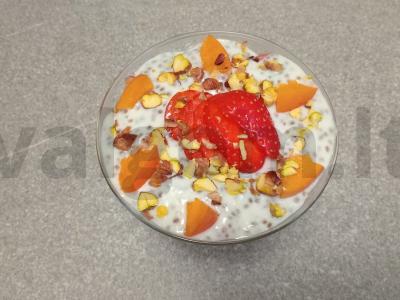 Chia pudingas su jogurtu, braškėmis, abrikosais ir pistacijomis Žingsnis 8