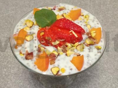 Chia pudingas su jogurtu, braškėmis, abrikosais ir pistacijomis pagrindine nuotrauka