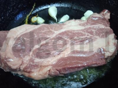 Jautienos steikas kvapniame svieste su rozmarinu ir česnaku Žingsnis 2