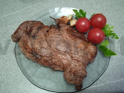 Jautienos steikas kvapniame svieste su rozmarinu ir česnaku pagrindine nuotrauka