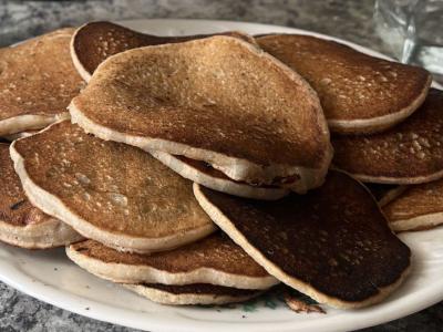 Beigluteniai bananų blynai pagrindine nuotrauka