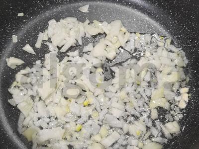 Makaronai su troškintais vyšniniais pomidorais ir lašiša Žingsnis 1