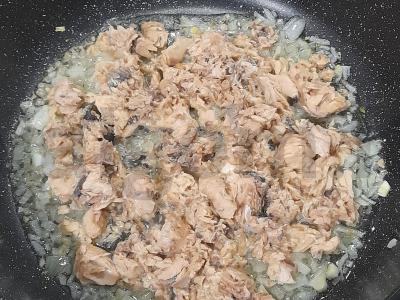 Makaronai su troškintais vyšniniais pomidorais ir lašiša Žingsnis 2