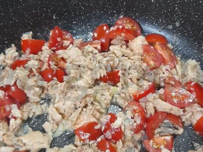 Makaronai su troškintais vyšniniais pomidorais ir lašiša Žingsnis 4