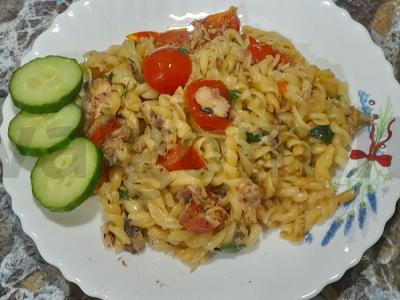 Makaronai su troškintais vyšniniais pomidorais ir lašiša pagrindine nuotrauka