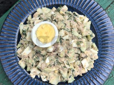 Salotos su ivasi ir kiaušiniu pagrindine nuotrauka