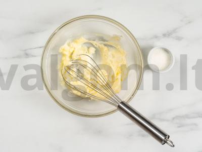 Krepšeliai su uogų įdaru ir baltymų kremu Žingsnis 2