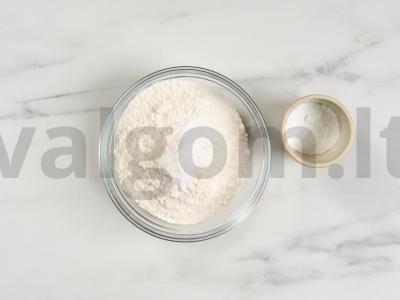 Krepšeliai su uogų įdaru ir baltymų kremu Žingsnis 4